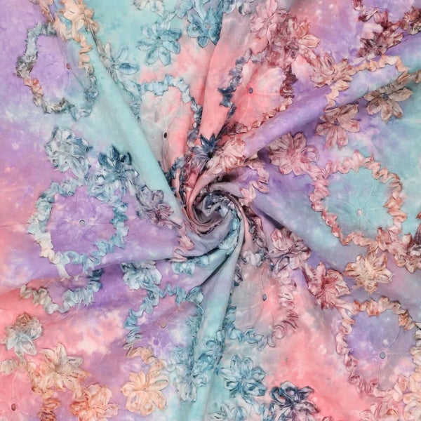 Batiikkiv&auml;rj&auml;tty ja kirjottu puuvillakangas, turkoosi-liila-persikka