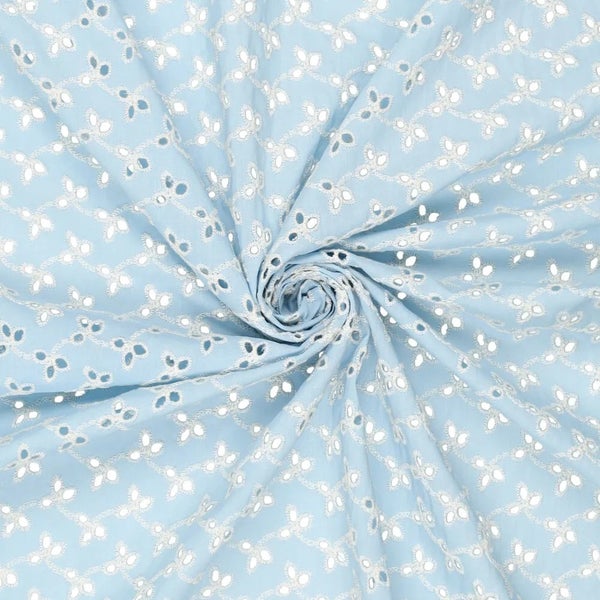 Brodeerattu puuvillakangas kasvik&ouml;ynn&ouml;ksell&auml;, vaaleansininen