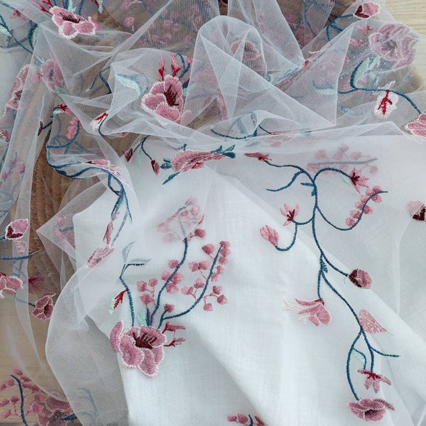 Pehme&auml; tylli brodeeratuilla kes&auml;kukkasilla