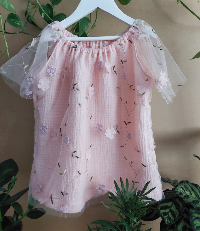 Minttu-paita, pehme&auml; tylli kukilla roosa ja light rose harso