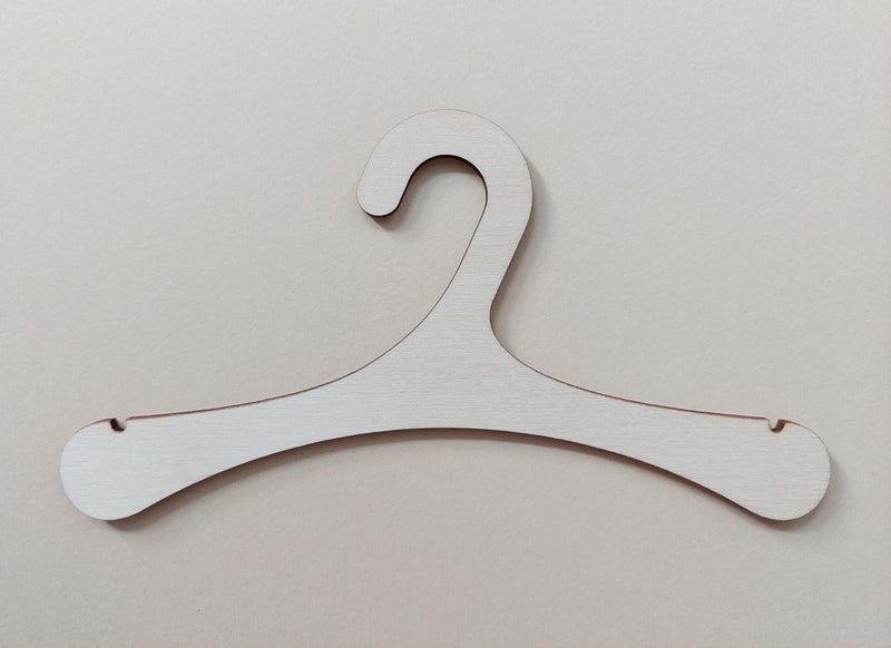 Puinen nuken henkari