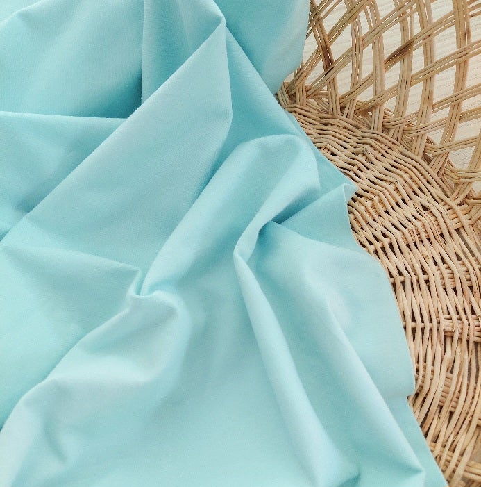 Vaalea turkoosinsininen trikoo