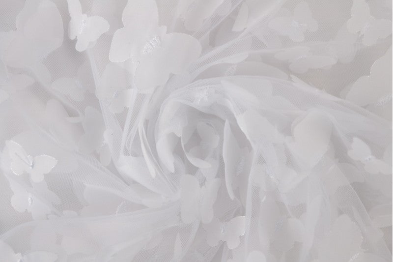 Pehme&auml; tylli perhosilla, valkoinen